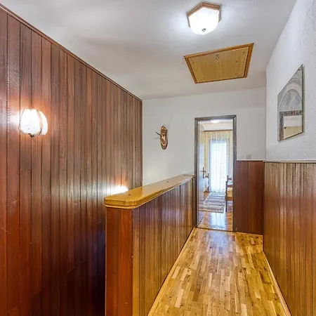 Cerin With Balcony Apartman *