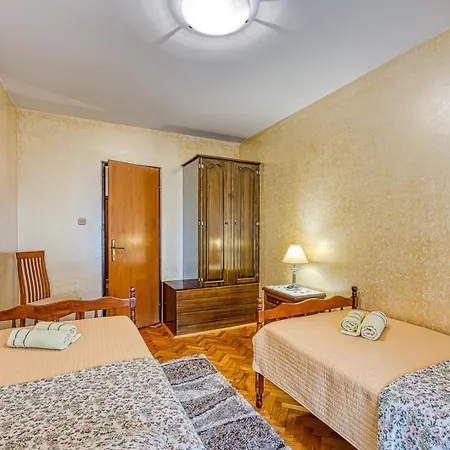 Apartament Cerin With Balcony