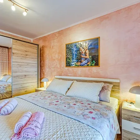 Apartment Cerin With Balcony Porec