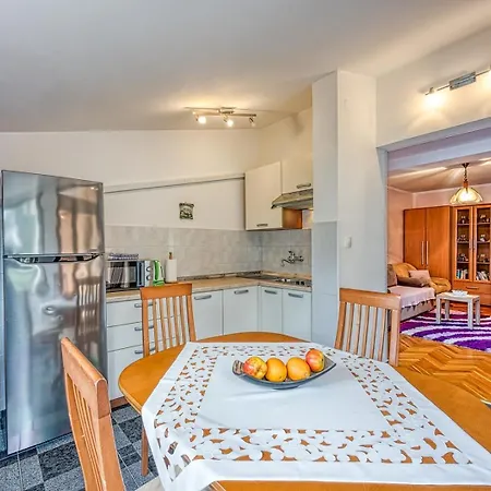 Apartment Cerin With Balcony Porec