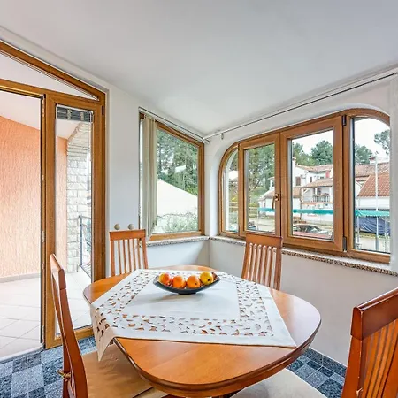 Apartment Cerin With Balcony