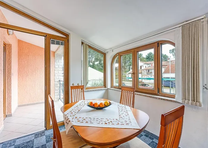 Lejlighed Cerin With Balcony
